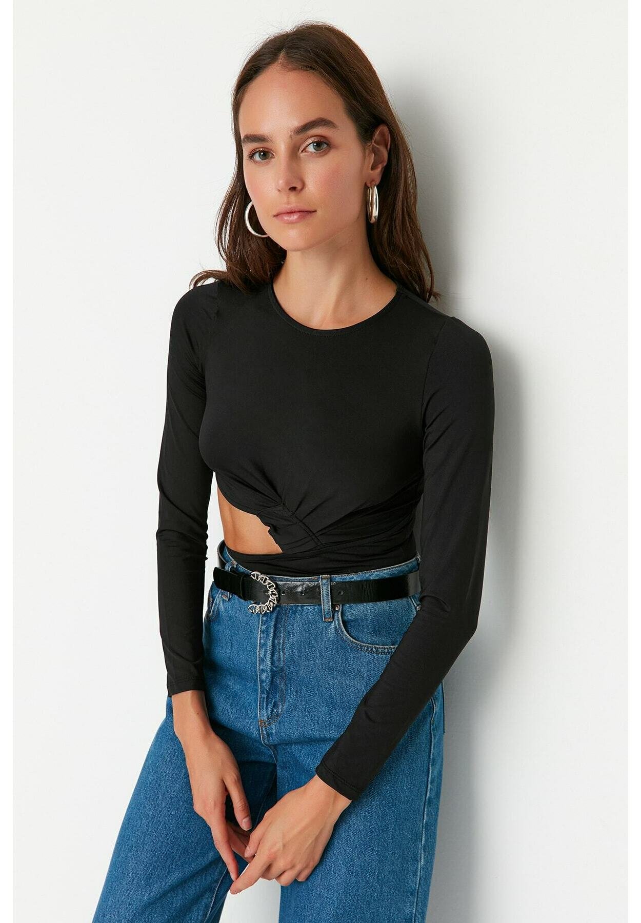 Sac à main noir orné de clous argentés, image size:1250x1800