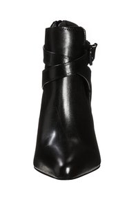 Czarne skórzane botki za kostkę z wyostrzonym noskiem, z dwoma krzyżującymi się paskami i ozdobnym zapięciem z boku. Gładkie, błyszczące wykończenie.