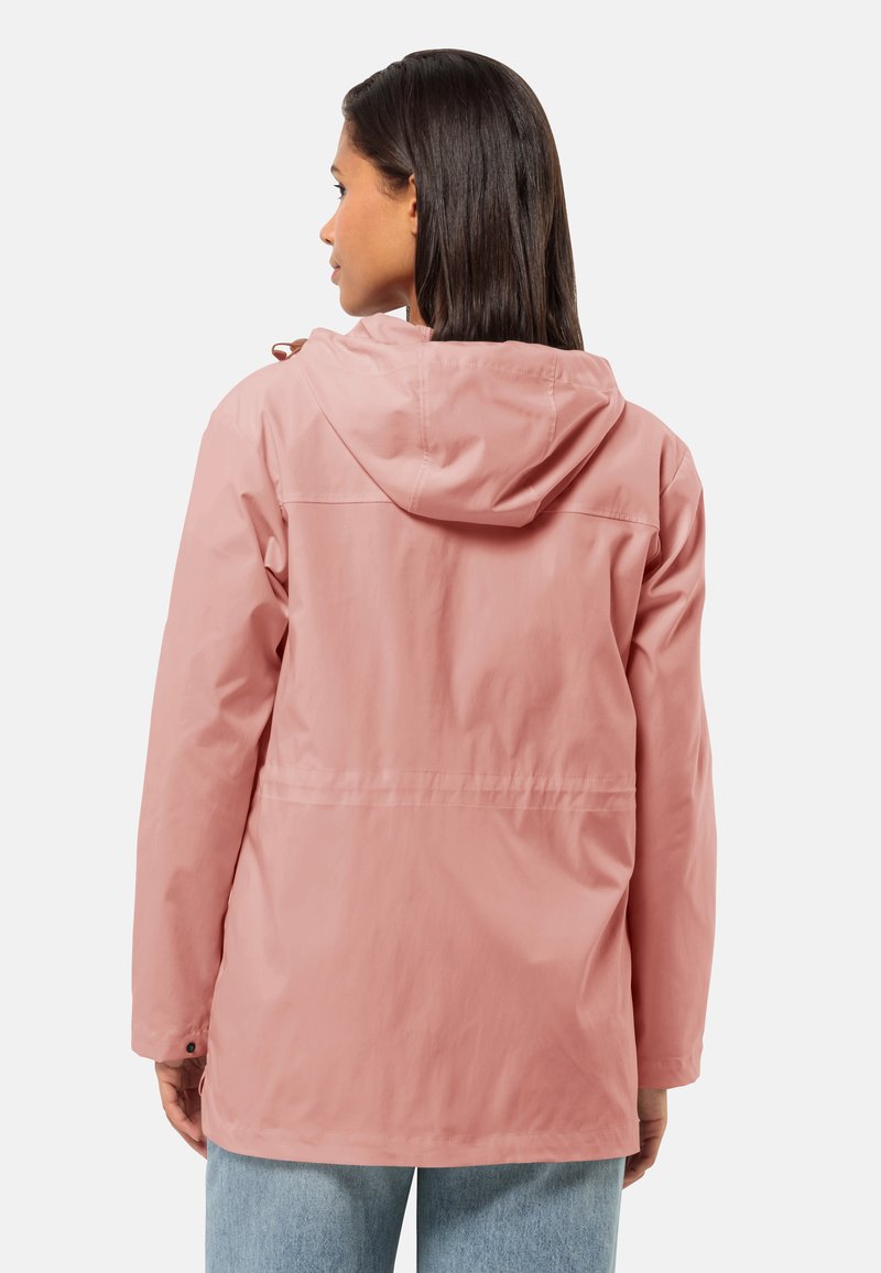 Helle rosa, wasserabweisende Jacke mit Kapuze, langen Ärmeln und Kordelzug. Verfügt über eine taillierte Taille und eine glatte Textur.
