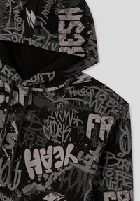 Czarna bluza z kapturem z szarymi napisami i wzorami w stylu graffiti, wyposażona w kaptur ze ściągaczem i miękką fakturę.