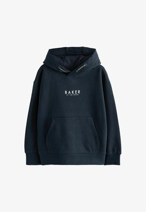 Sudadera con capucha de color azul marino, fabricada en tejido suave, con un bolsillo frontal y un logotipo blanco "BAKER" en el pecho.