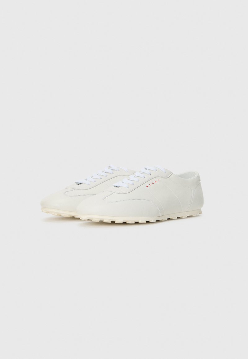 Laagprofiel witte leren sneakers met witte veters en subtiele rode "Marni" branding aan de buitenkant.