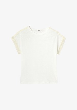 T-shirt blanc manches courtes avec col rond et bordure en dentelle beige le long des épaules et des manches, devant uni, tissu léger.