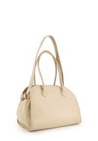 Beige Handtasche aus Kunstleder mit doppelten runden Griffen, einer strukturierten Form und einer glatten Oberfläche. Mit einer Schnallendetail auf einer Seite.