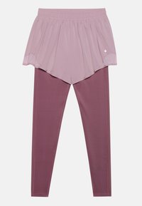 Shorts roses superposés sur des leggings bordeaux, avec une couche supérieure fluide et transparente. Taille ajustée avec élastique et coutures de finition visibles.