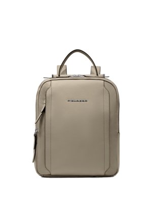 Mochila de cuero beige con dos asas superiores, cierre de cremallera y un logotipo frontal. Presenta un diseño rectangular elegante y detalles visibles de costuras.