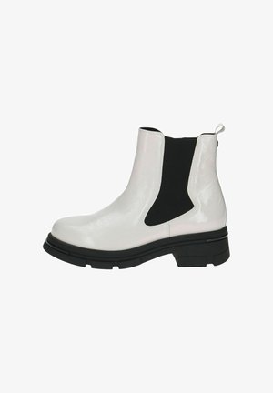 Botín de tobillo de charol blanco con paneles laterales elásticos negros, punta redondeada y suela negra gruesa. Incluye una lengüeta en el talón.