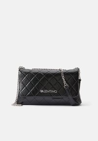 Čierna prešívaná kožená kabelka s reťazovým popruhom. Má lesklý povrch a embosovaný logo „Valentino“ na prednej strane. Obdĺžnikový tvar.