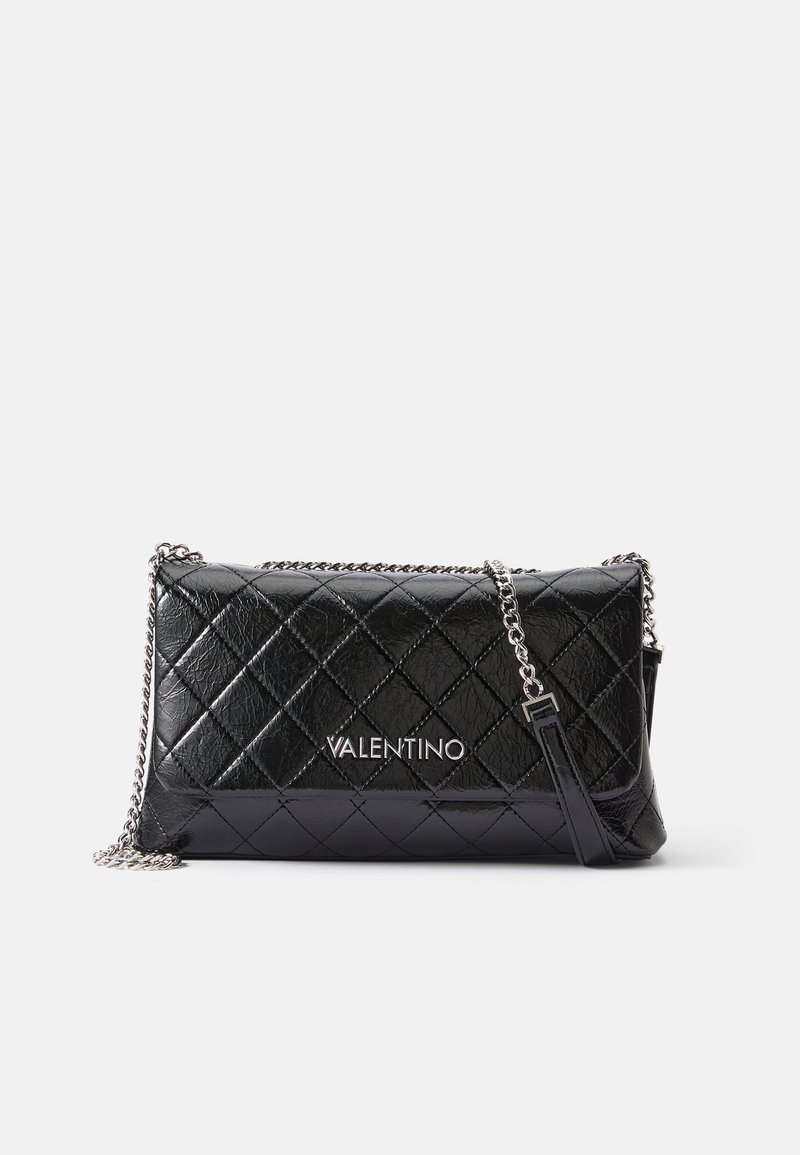 Čierna prešívaná kožená kabelka s reťazovým popruhom. Má lesklý povrch a embosovaný logo „Valentino“ na prednej strane. Obdĺžnikový tvar.