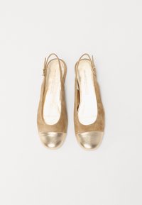Scarpe slingback in suede beige con punta a cappuccio metallica dorata. Presentano una sottile cinghia con fibbia e una soletta liscia e texture.
