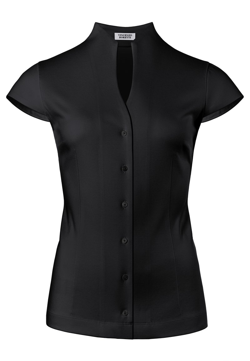 Blouse noire sans col, avec de courtes manches cape et une fermeture à boutons sur le devant. Tissu lisse avec une silhouette ajustée.