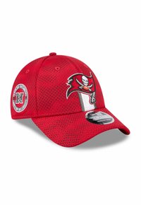 Rote Tampa Bay Buccaneers-Kappe mit dem Teamflaggenlogo auf der Vorderseite und einem runden Patch an der Seite, der das NFL-Abzeichen und das "9FORTY" Stretch-Snap-Label zeigt.