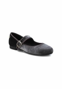 Zapato Mary Jane de terciopelo negro y gris con punta redondeada, que presenta una tira ancha y un detalle de hebilla plateada. Suela plana, textura suave.