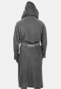 Accappatoio grigio con cappuccio e maniche lunghe, realizzato in un morbido tessuto texturizzato. Include una cintura e un'etichetta con logo sulla parte posteriore in vita.