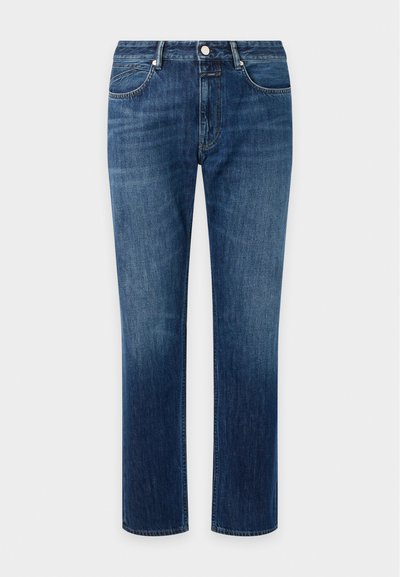 Jean droit bleu pour homme avec fermeture par bouton et zip, passants de ceinture, poches avant et arrière sur fond blanc.