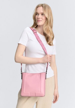 Rosa Leder-Crossbody-Tasche mit einem gemusterten, verstellbaren Gurt. Glatte Textur, rechteckige Form, mit Akzentnähten und Clipbeschlägen.