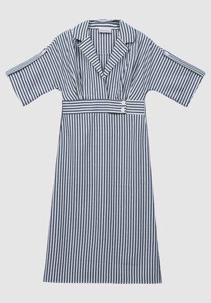 Robe rayée présentant des rayures horizontales navy et blanches, des manches courtes, un col et une taille ajustée avec deux boutons.