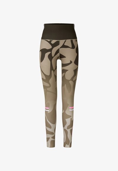 Camo-Leggings in Erdtönen mit hohem Bund. Sie verfügen über rosa und weiße Streifen an den unteren Beinen und einem glatten, dehnbaren Stoff.