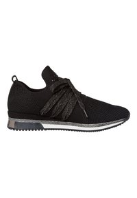 Scarpe da ginnastica nere con tomaia in maglia, lacci riflettenti, suola ammortizzata e dettagli testurizzati lungo i lati e la punta.