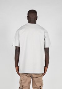 MJ Gonzales FREEDOM - T-shirts print - lightasphalt