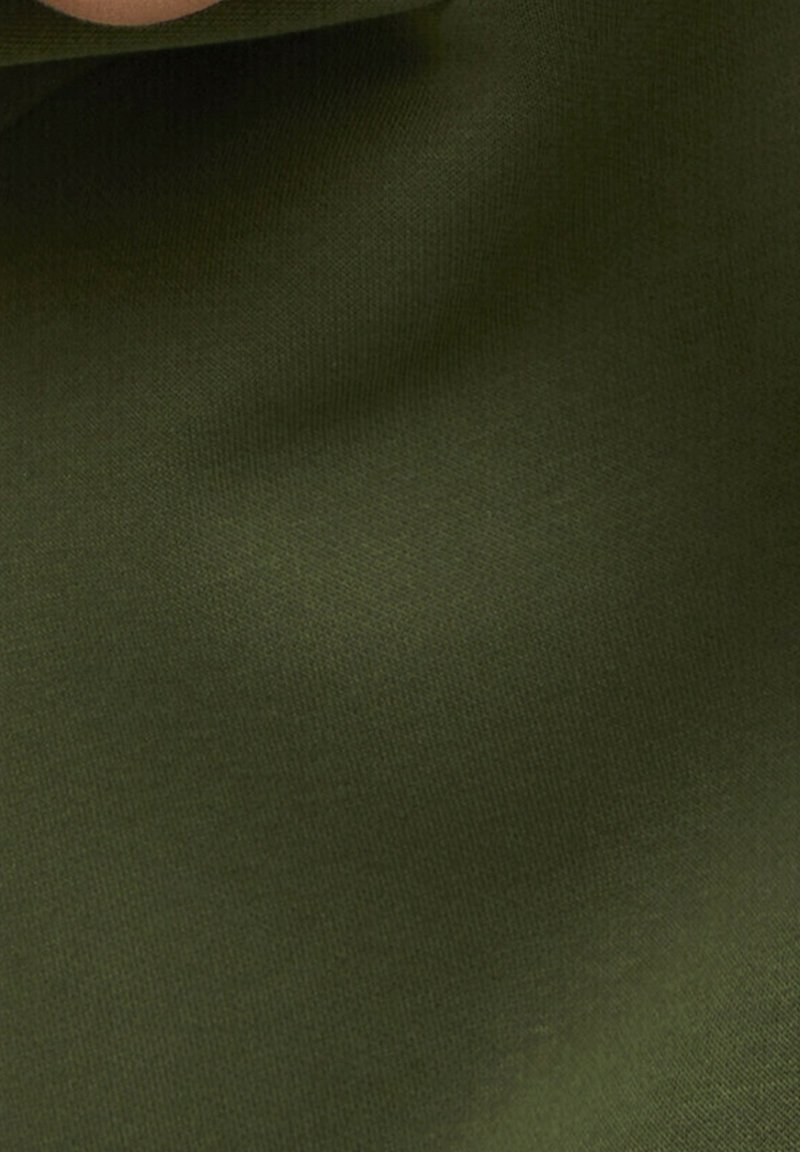 Olivengroen, gladde stof met een lichte glans; heeft een effen, doorlopend oppervlak zonder patronen of versieringen.