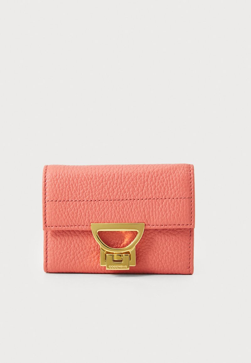 Koraļļu tekstūru ādas maka ar strukturētu taisnstūra formu, kas aprīkota ar zelta toņu trīsstūra aizdari un izšūtiem malām.