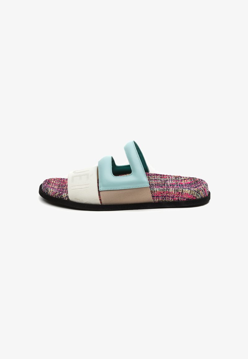 Slidesandaal met meerkleurig geweven voetbed, zwarte zool, beige en witte bandjes en een lichtblauw uitgesneden detail bovenop.