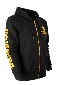 Sudadera con cremallera en negro con acentos amarillos, que cuenta con un bolsillo frontal, capucha con cordones y un gran texto gráfico en la manga izquierda.