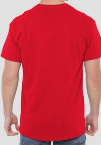 Camiseta de algodón roja con mangas cortas y cuello redondo, presenta un corte relajado y una textura suave, sin patrones ni acentos visibles.
