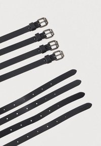 Cinture in pelle nera con fibbie in metallo, dotate di più fori per la regolazione. Texture liscia e larghezza uniforme, disposte in parallelo l'una all'altra.