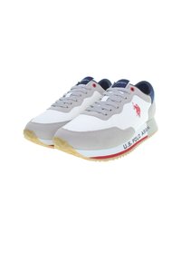 Zapatillas blancas y grises con parte superior de ante, acentos azules y suela de goma. Presenta un logo y texto en el lateral. Diseño con cordones.