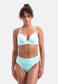 Zestaw bikini w miętowym kolorze z głębokim trójkątnym biustonoszem na ramiączkach i wysokimi, pełnymi majtkami o gładkiej fakturze.