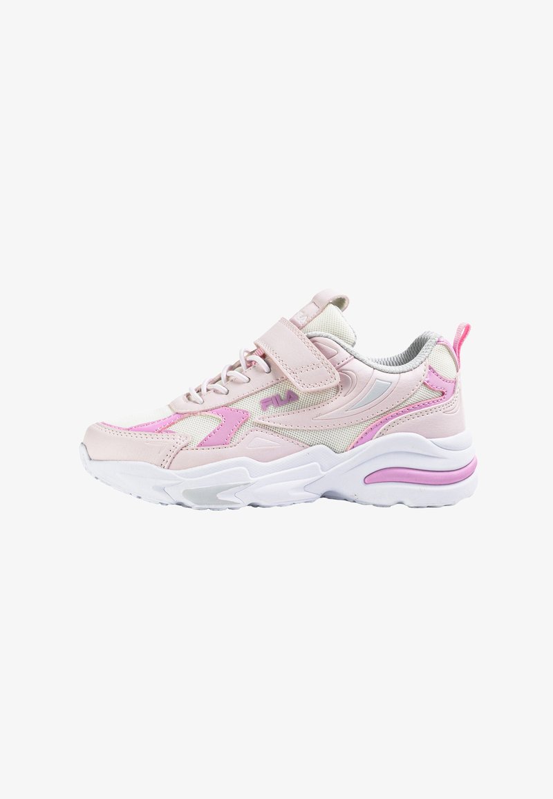 Baskets de sport rose clair avec une tige en mesh et synthétique, dotées d'une semelle blanche et d'accents blancs. Comprennent une bride sur les lacets pour un ajustement sécurisé.