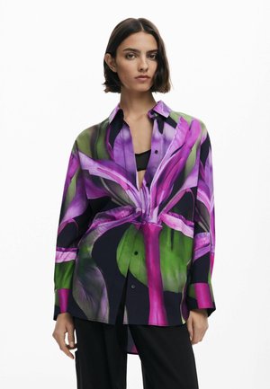 Camicia a maniche lunghe con un vivace motivo floreale in tonalità di viola, verde e nero. Realizzata in tessuto leggero con una vestibilità comoda.