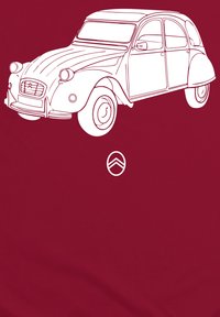 Bílý obrys klasického automobilu na vínovém pozadí; zahrnuje zaoblené tvary, výrazné světlomety a charakteristický design mřížky.