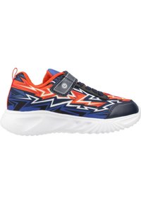 Zapatillas deportivas con un patrón zigzagueante multicolor en rojo, azul y blanco. Presentan un upper sintético azul marino, correa ajustable y suela blanca.