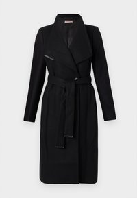 Casaco longo preto feito de um material texturado com uma lapela larga, cintura folgada e detalhes em prata ao longo da frente.
