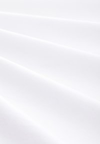 Weißer Stoff mit glatter Textur, in sanften Wellen gefaltet, der ein sauberes, minimalistisches Design und eine weiche, gleichmäßige Oberfläche präsentiert.