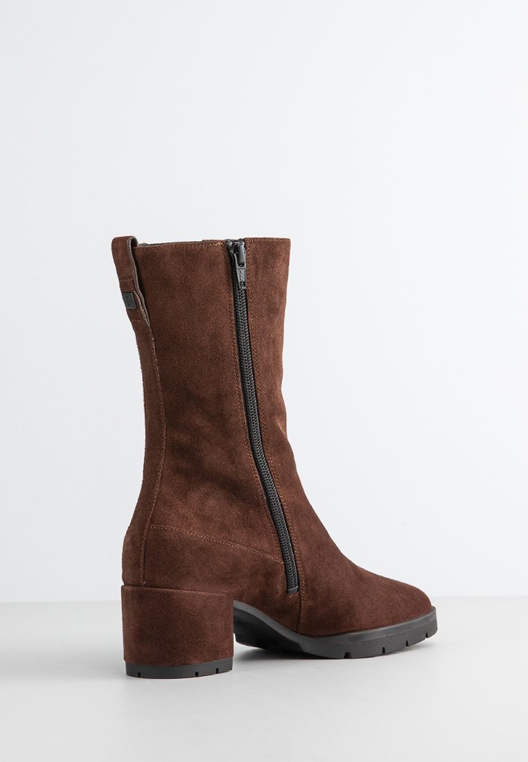 Brązowe zamszowe botki za kostkę z teksturowanym wykończeniem, bocznym zamkiem błyskawicznym i blokowym obcasem. Posiadają zaokrąglony czubek i gumową podeszwę dla większej stabilności.