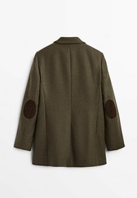 Manteau en laine vert olive avec un col cranté, des manches longues et des coudières marron, présentant une coupe droite et une texture lisse.