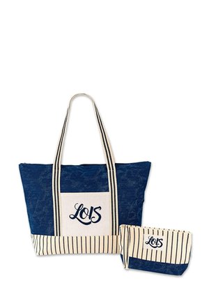 Gran tote de lona azul con fondo de rayas blancas y un pequeño estuche a juego. Presenta un logo en navy en el panel blanco y asas de rayas en contraste.