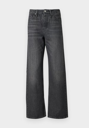 Jean large en denim foncé avec fermeture à bouton, cinq poches et légères décoloration. Le tissu a une texture lisse et une finition soignée.