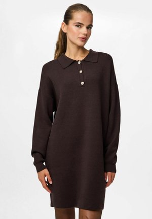 Abito lavorato a maglia marrone con scollatura a colletto e quattro bottoni decorativi. Presenta maniche lunghe e una vestibilità rilassata, che arriva a metà coscia.