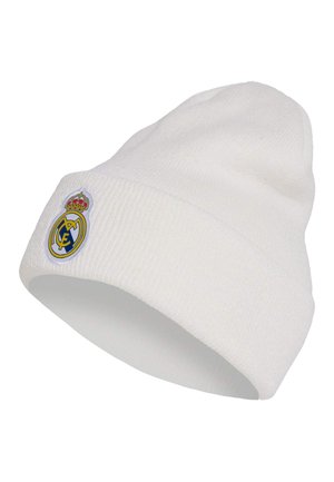 Witte gebreide muts met een omgeslagen boord en een rond geborduurd Real Madrid voetbalclublogo.
