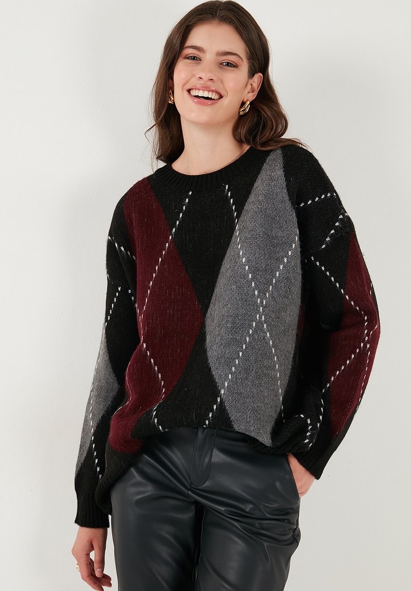 Pulover argyle în nuanțe de negru, gri și vișiniu, cu o textură moale, mâneci lungi, decolteu ribbed și detalii de cusătură albă contrastante.