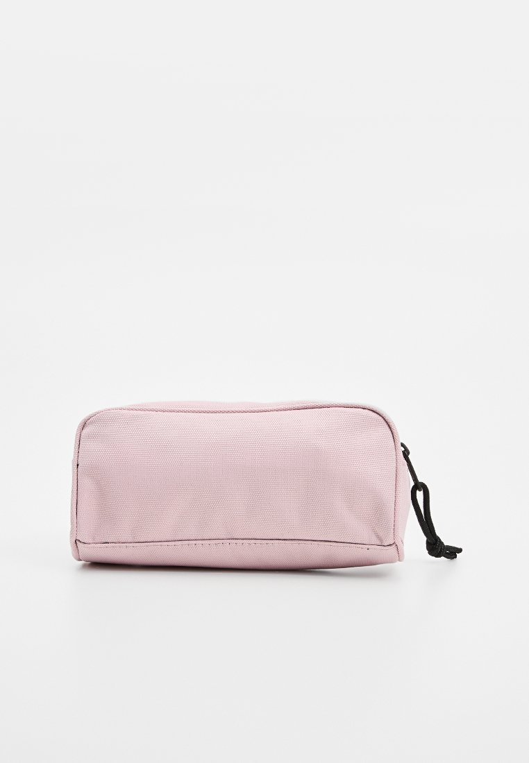 Borsa cosmetica rettangolare rosa realizzata in tessuto texturizzato, con chiusura a zip e un cordoncino nero per un facile trasporto.
