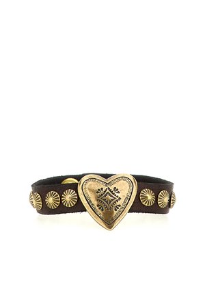 Bracciale in pelle marrone con un grande cuore in oro inciso al centro e borchie decorative rotonde in oro su entrambi i lati.