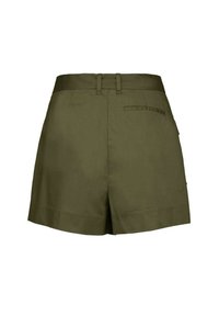 Pantaloni corto verde oliva con un design su misura, frontale piatto, due tasche anteriori e una tasca posteriore singola. Texture liscia e linee pulite.