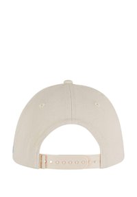 Cappellino da baseball in tessuto beige con una superficie liscia. Presenta una fibbia regolabile in plastica sul retro e un bottone sulla parte superiore.