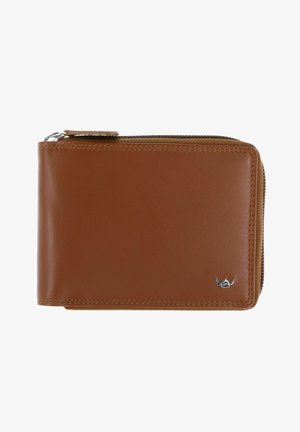 Cartera de cuero marrón con bordes cosidos y un pequeño emblema plateado, con cierre de cremallera en la parte superior y los lados derecho.